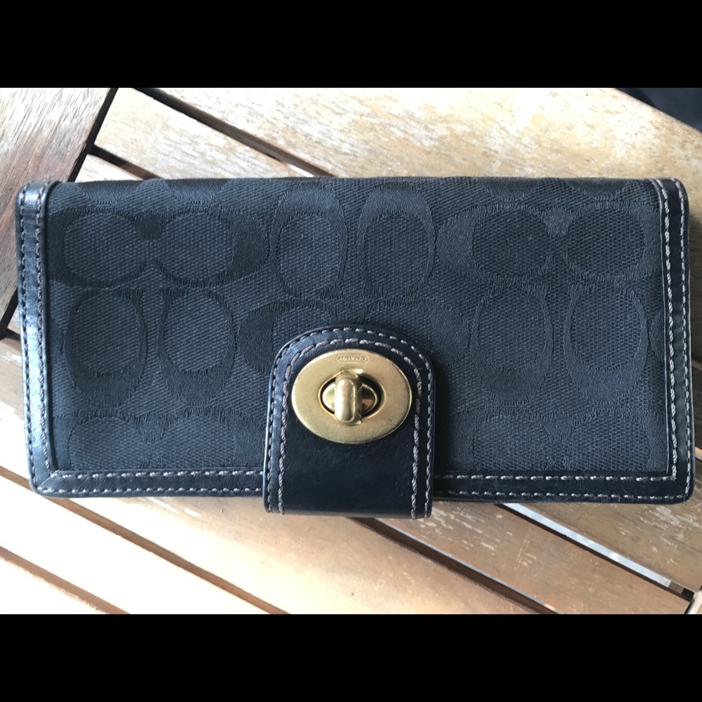 Signature Coach Black Wallet